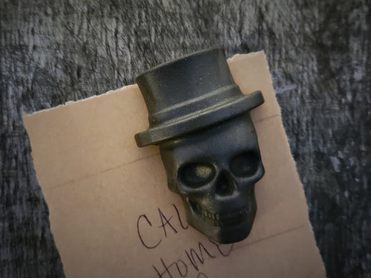 Skull with Top Hat Magnet in Graphite